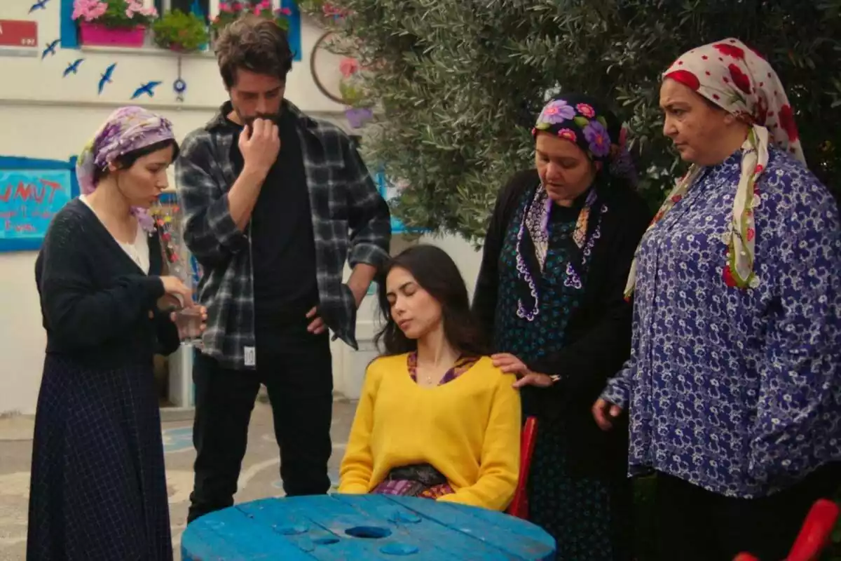 Fotografía de Türkü Su Demirel y Ali Yasin Özegemen, protagonistas de Bahar, la nueva serie turca de Divinity Fotografía de Türkü Su Demirel y Ali Yasin Özegemen, protagonistas de Bahar, la nueva serie turca de Divinity