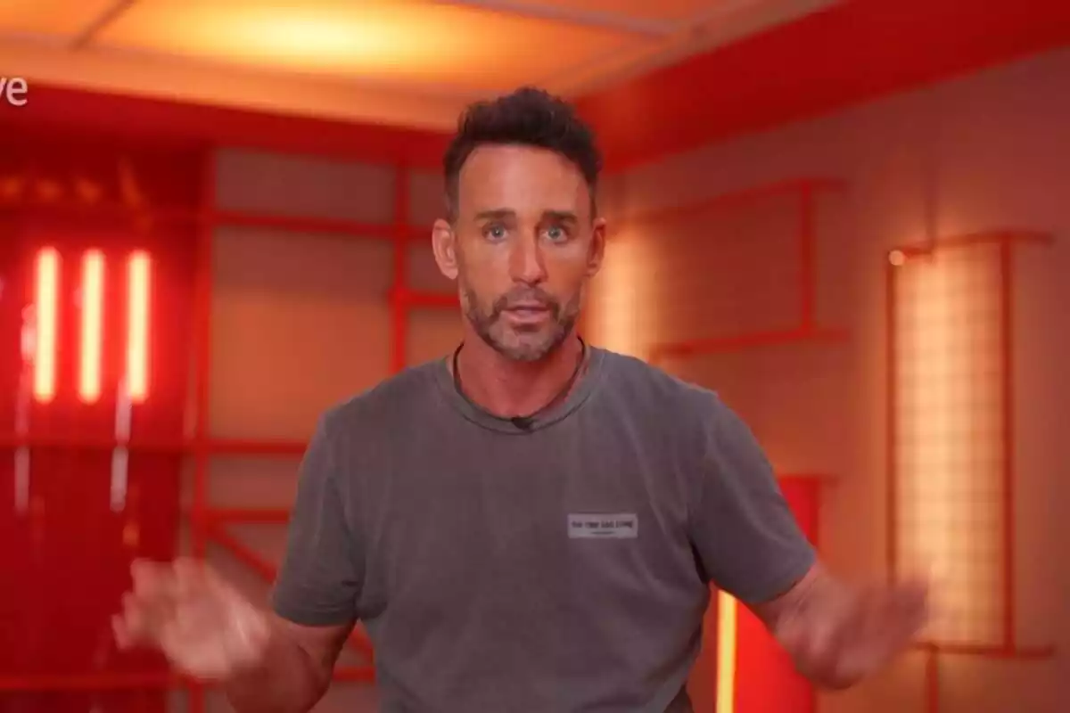 Captura de 'Baila como puedas' con Álvaro Muñoz Escassi hablando con una camiseta gris y un fondo rojo el 18 de marzo de 2024 Captura de 'Baila como puedas' con Álvaro Muñoz Escassi hablando con una camiseta gris y un fondo rojo el 18 de marzo de 2024