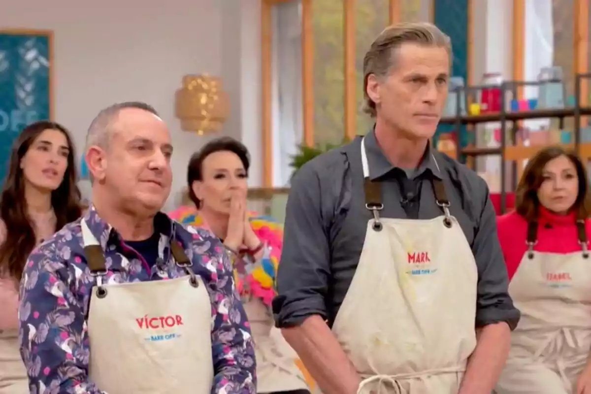 Víctor Sandoval i Mark Vanderloo amb davantals en un programa de cuina, 'Bake Off: Famosos al forn'.