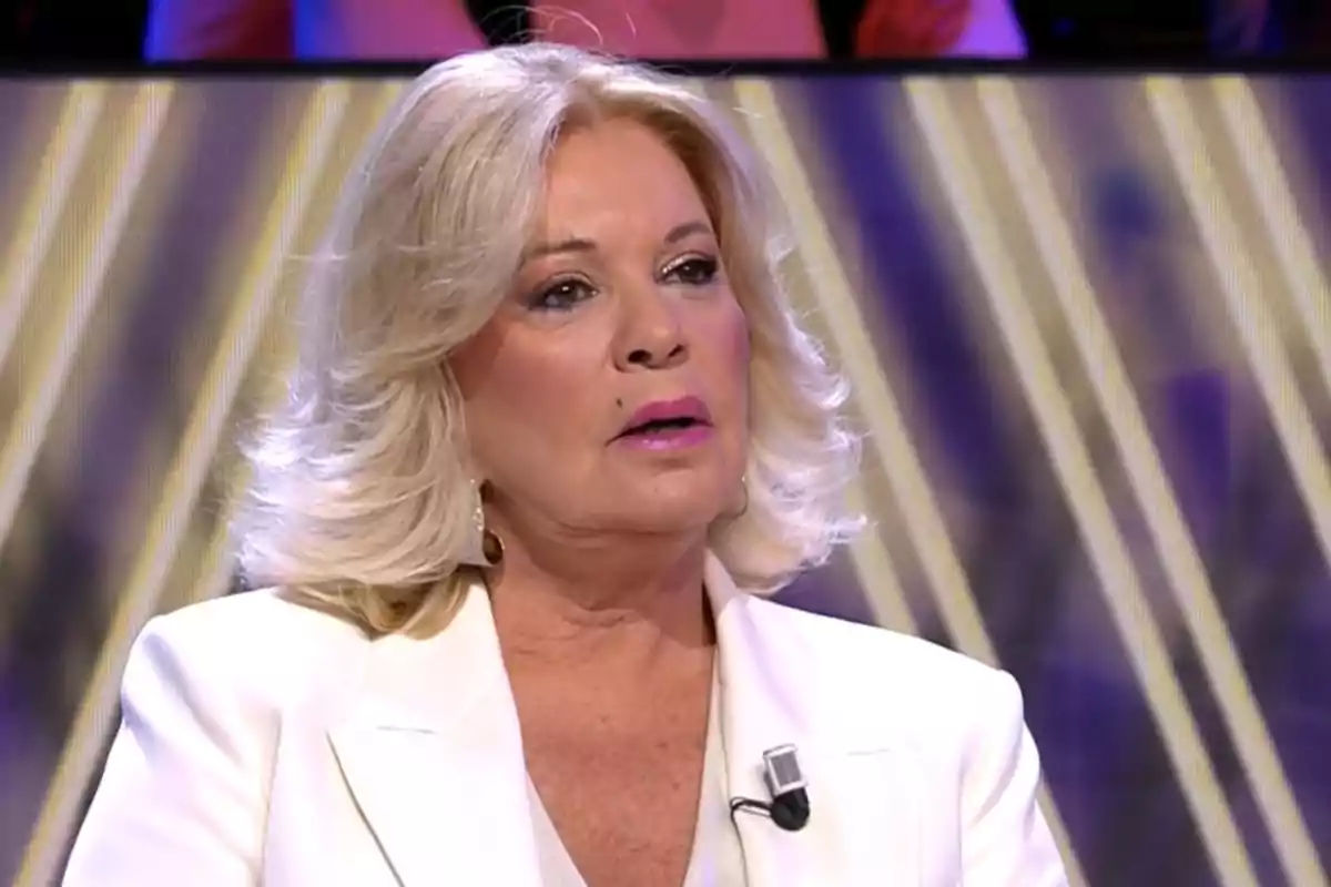 Bárbara Rey, con chaqueta blanca, en el plató de '¡De Viernes!'
