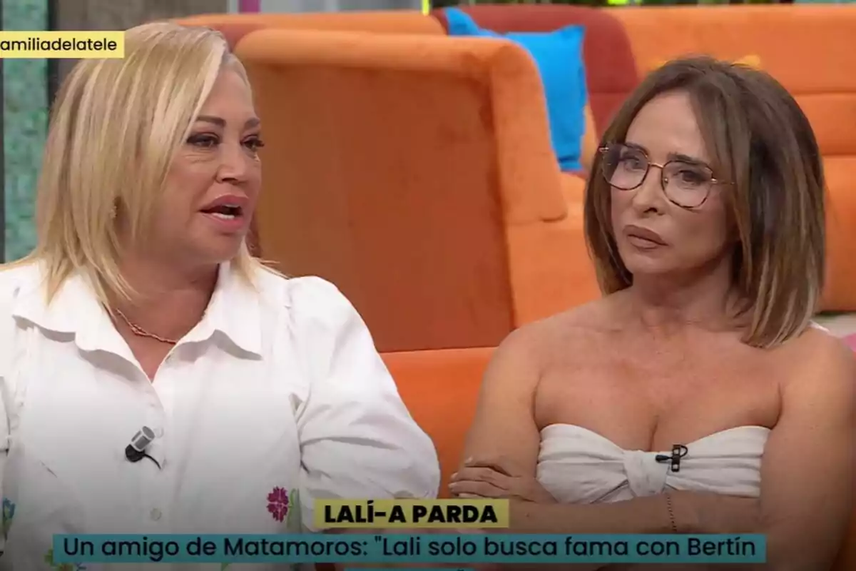 Belén Esteban i María Patiño estan assegudes en un plató de televisió, una d'elles porta una camisa blanca i l'altra un top blanc, ambdues semblen estar en una conversa seriosa a La Família de la Tele. Belén Esteban i María Patiño estan assegudes en un plató de televisió, una d'elles porta una camisa blanca i l'altra un top blanc, ambdues semblen estar en una conversa seriosa a La Família de la Tele.