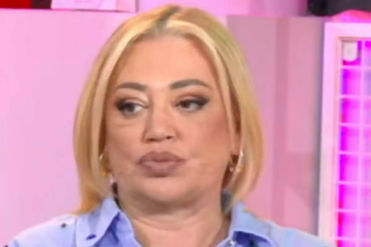 Belén Esteban amb cabell ros i expressió seriosa en un entorn il·luminat a 'Ni que fuéramos shhh'.