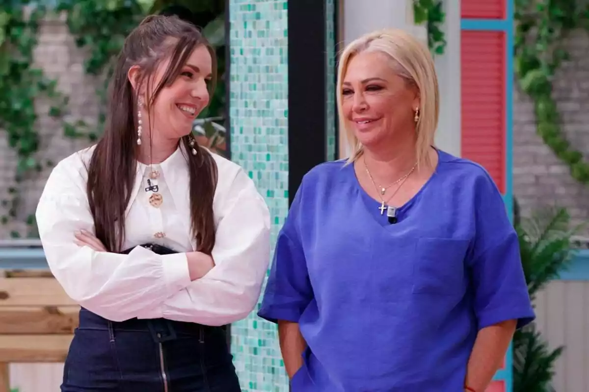 Inés Hernand i Belén Esteban somriuen i conversen en un ambient colorit i relaxat a 'La família de la tele'. Inés Hernand i Belén Esteban somriuen i conversen en un ambient colorit i relaxat a 'La família de la tele'.