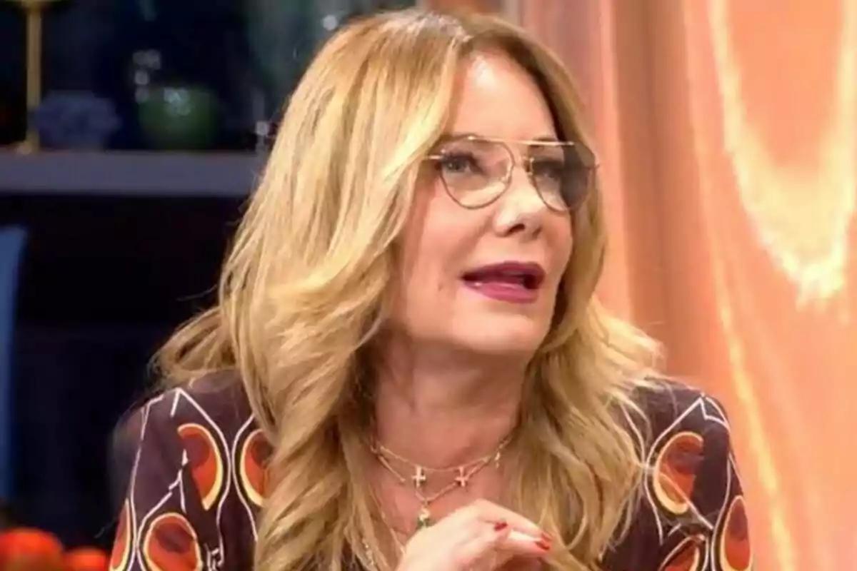Belén Rodríguez con cabello rubio y gafas está hablando en Fiesta. Belén Rodríguez con cabello rubio y gafas está hablando en Fiesta.