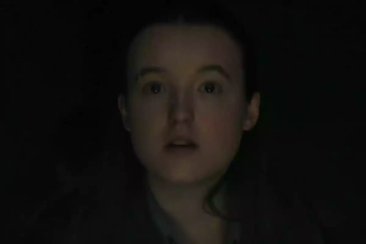 Bella Ramsey con expresión de sorpresa en un entorno oscuro en la segunda temporada de The Last of us. Bella Ramsey con expresión de sorpresa en un entorno oscuro en la segunda temporada de The Last of us.