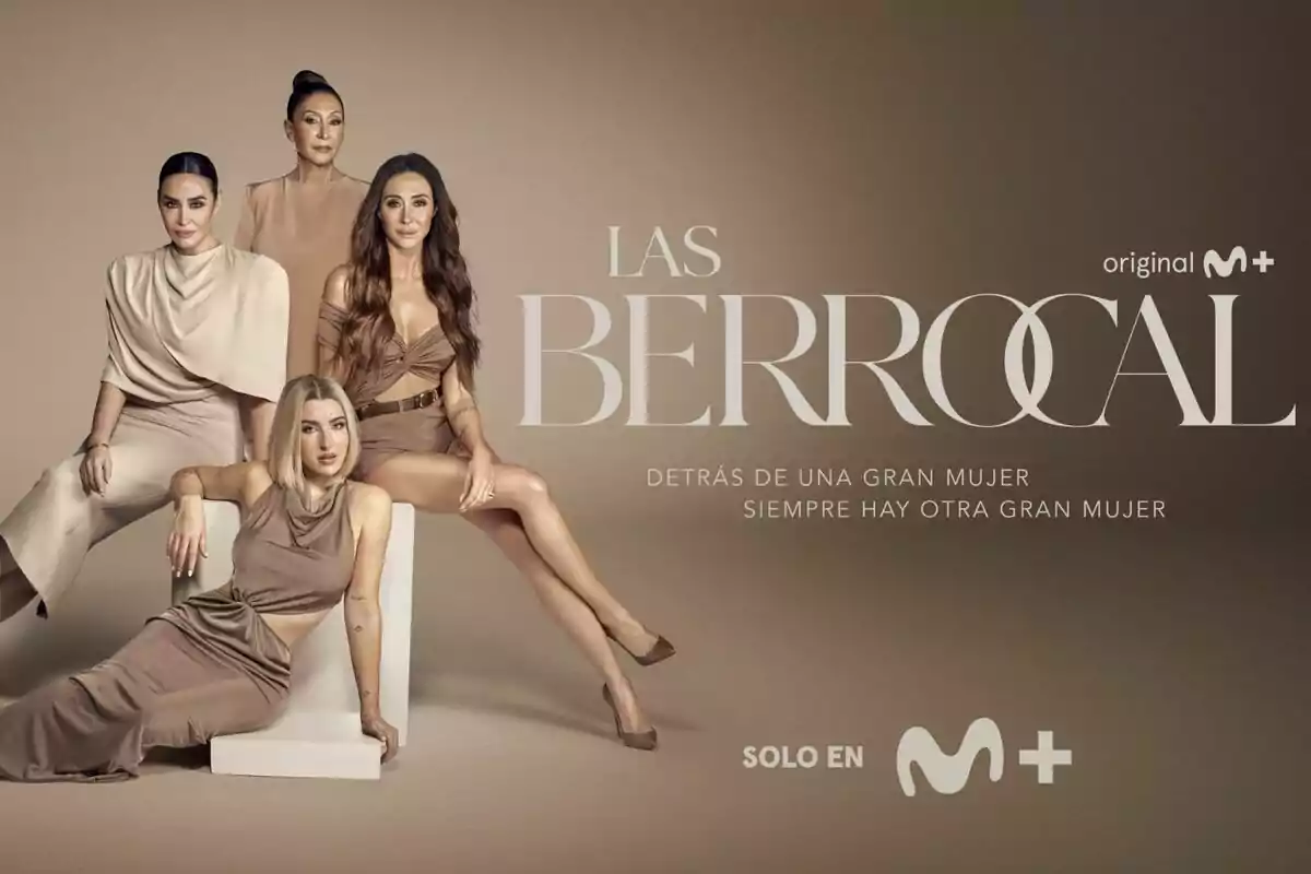 Vicky Martín Berrocal, su hermana Rocío, su hija Alba y su madre Victoria posan elegantemente en un fondo beige, con el texto "Las Berrocal" y el lema "Detrás de una gran mujer siempre hay otra gran mujer", junto al logo de M+.