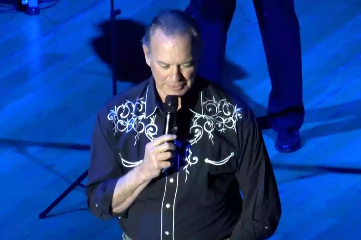 Bertín Osborne con una camisa negra y blanca con un micrófono Bertín Osborne con una camisa negra y blanca con un micrófono