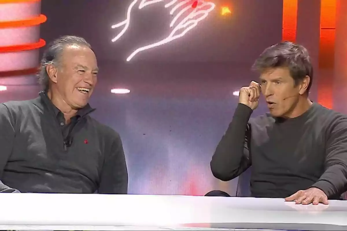 Bertín Osborne y Manuel Díaz El Cordobés sentados en El Show de Bertín, uno de ellos riendo y el otro hablando mientras gesticula con la mano. Bertín Osborne y Manuel Díaz El Cordobés sentados en El Show de Bertín, uno de ellos riendo y el otro hablando mientras gesticula con la mano.