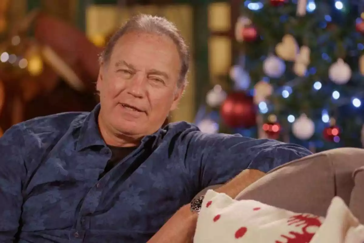 Imagen de Bertín Osborne sentado en el sofá en una entrevista para Telecinco. Lleva una camisa con estampado de flores azul y en el fondo hay un árbol de Navidad con las luces encendidas Imagen de Bertín Osborne sentado en el sofá en una entrevista para Telecinco. Lleva una camisa con estampado de flores azul y en el fondo hay un árbol de Navidad con las luces encendidas