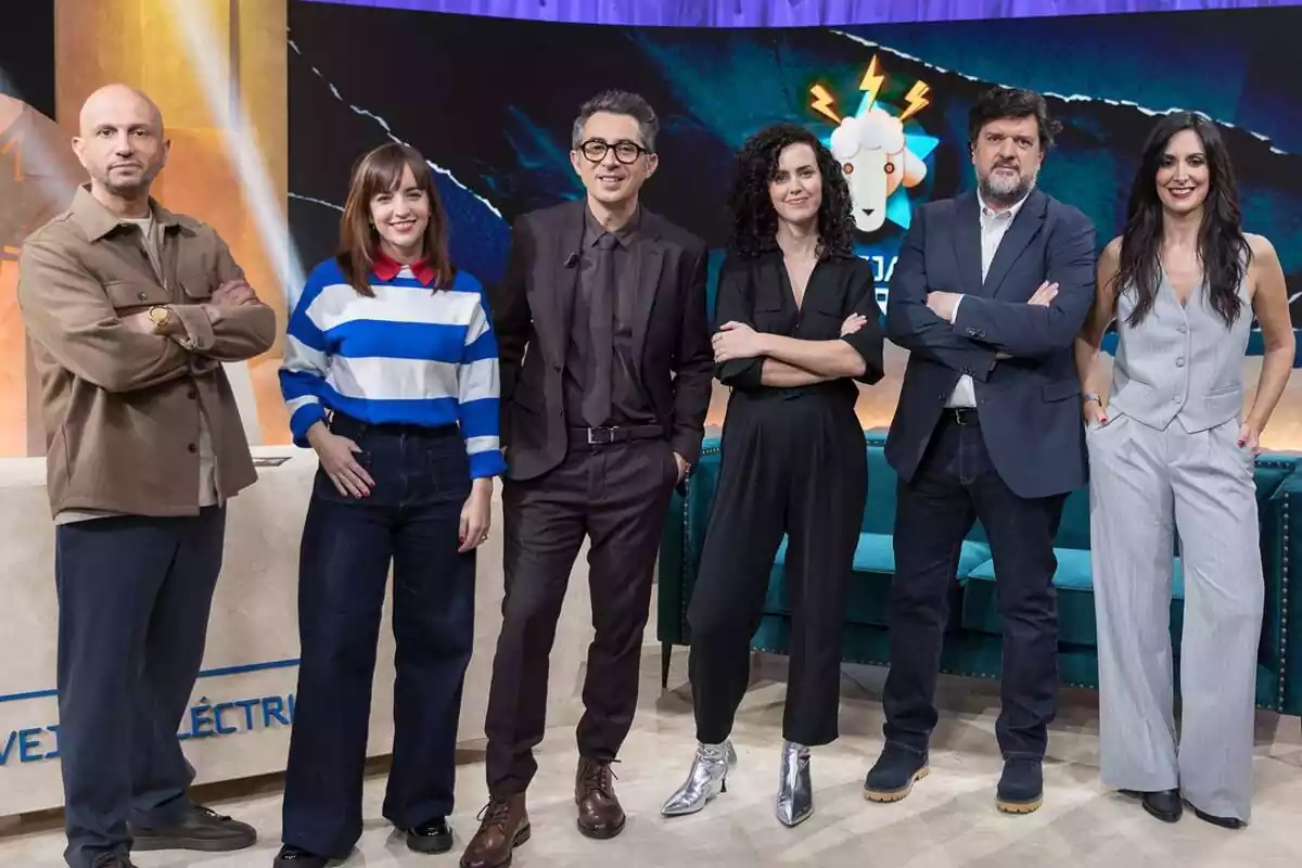 Fotografía de Berto Romero junto a los colaboradores de Ovejas Eléctricas: Jorge Carrión, Marta Jiménez Serrano, Isabel Cadenas Cañón, Antonio Martínez Asensio e Isabel Vázquez Fotografía de Berto Romero junto a los colaboradores de Ovejas Eléctricas: Jorge Carrión, Marta Jiménez Serrano, Isabel Cadenas Cañón, Antonio Martínez Asensio e Isabel Vázquez