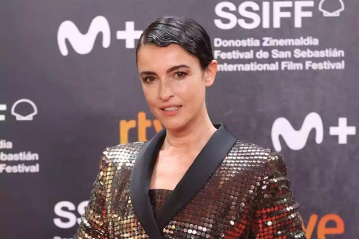 Blanca Romero con rostro neutro con una americana de lentejuelas dorada Blanca Romero con rostro neutro con una americana de lentejuelas dorada