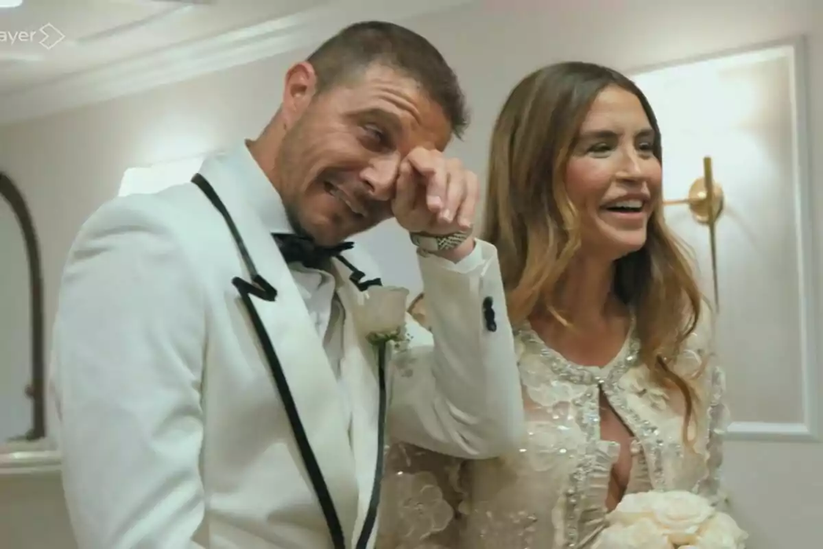 Joaquín Sánchez y Susana Saborido sonriente vestida de manera elegante, el hombre lleva un traje blanco y la mujer un vestido con detalles brillantes en El Capitán en América. Joaquín Sánchez y Susana Saborido sonriente vestida de manera elegante, el hombre lleva un traje blanco y la mujer un vestido con detalles brillantes en El Capitán en América.