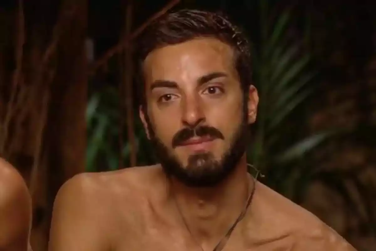 Borja González amb barba i cabell fosc està assegut en un entorn natural a Supervivientes.