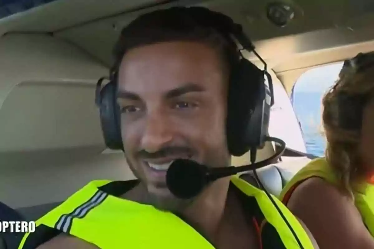Borja González sonriente con auriculares y chaleco de seguridad en el interior de un helicóptero en Supervivientes. Borja González sonriente con auriculares y chaleco de seguridad en el interior de un helicóptero en Supervivientes.