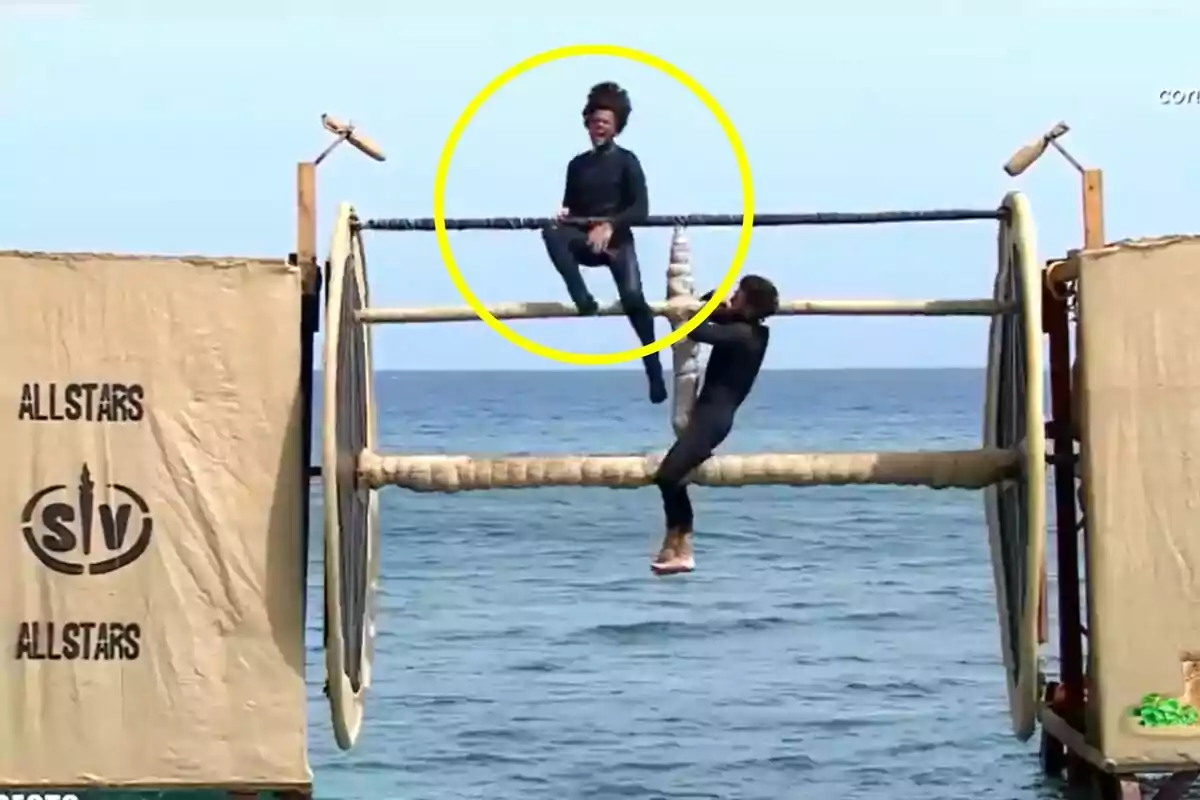 Fotografía de un accidente en la noria infernal de Supervivientes con Bosco Martínez Bordiú saltando por los aires y Logan Sampedro jugando Fotografía de un accidente en la noria infernal de Supervivientes con Bosco Martínez Bordiú saltando por los aires y Logan Sampedro jugando
