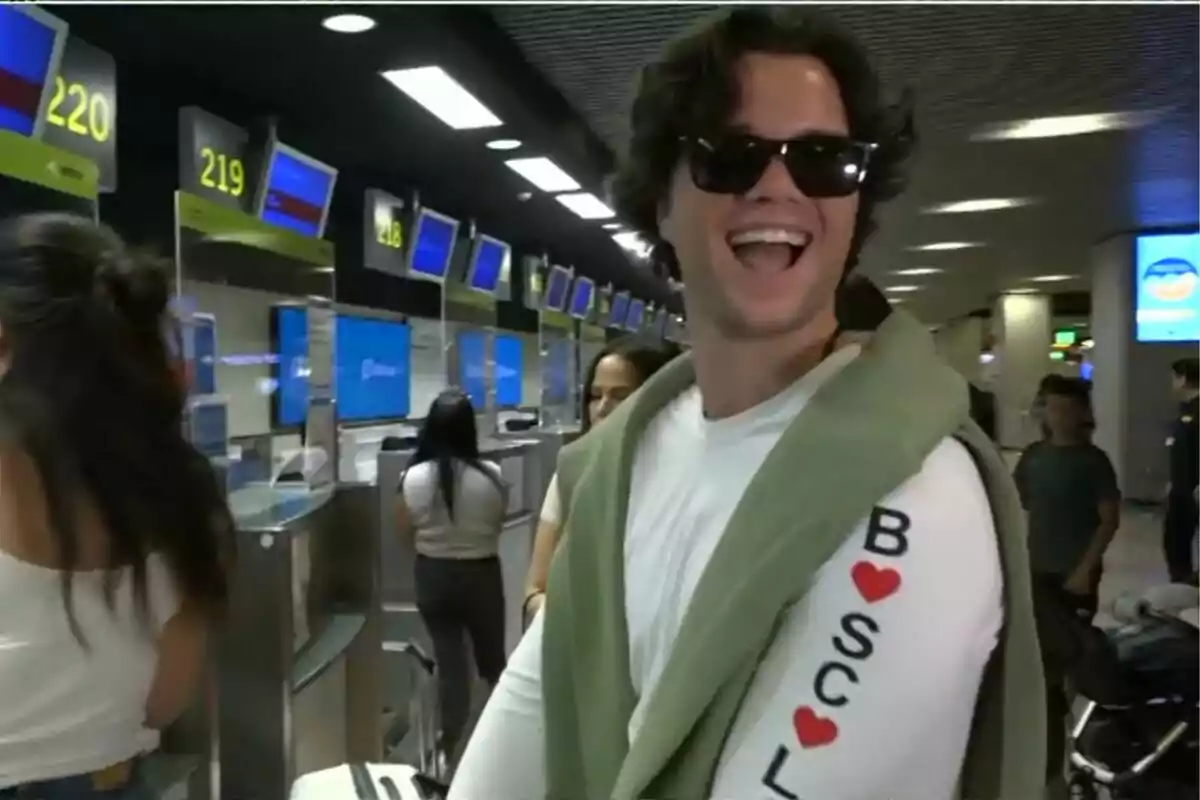 Captura de Bosco Martínez Bordiú en el aeropuerto antes de viajar a Supervivientes Captura de Bosco Martínez Bordiú en el aeropuerto antes de viajar a Supervivientes