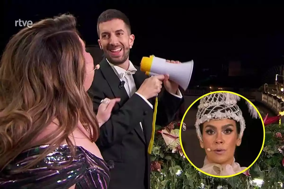 Lalachus y David Broncano conversan animadamente mientras una de ellas sostiene un megáfono, con un recuadro que muestra a Cristina Pedroche con un elaborado tocado.
