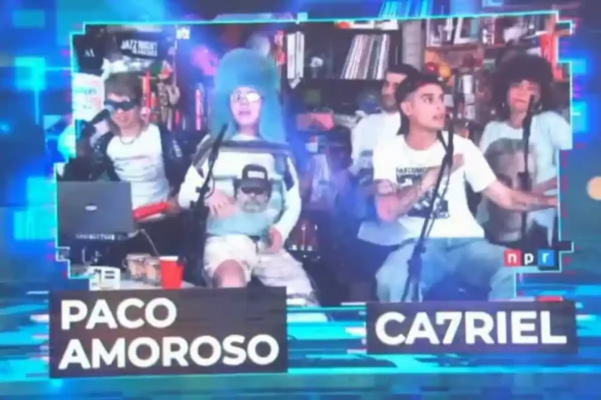 Un grupo de personas en un estudio musical con micrófonos y equipo de grabación, con los nombres Paco Amoroso y Ca7riel en la parte inferior en El Hormiguero. Un grupo de personas en un estudio musical con micrófonos y equipo de grabación, con los nombres Paco Amoroso y Ca7riel en la parte inferior en El Hormiguero.