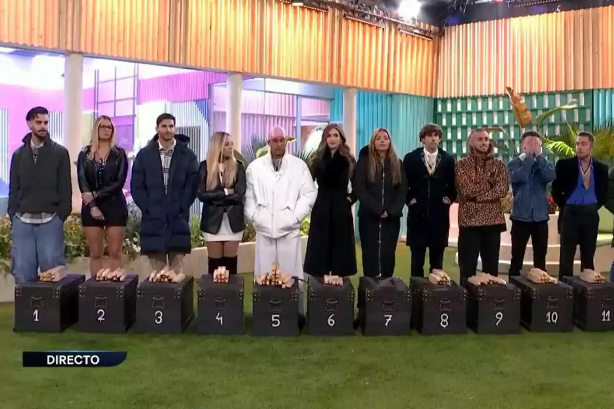Tots els concursants de Gran Hermano al jardí davant de caixes numerades amb unes estaques a sobre en el joc de Big Bro. Tots els concursants de Gran Hermano al jardí davant de caixes numerades amb unes estaques a sobre en el joc de Big Bro.