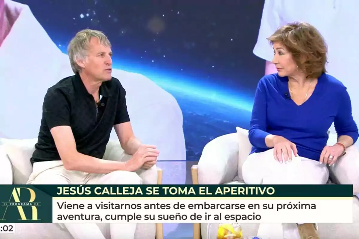 Jesús Calleja i Ana Rosa Quintana assegudes en un plató de televisió amb un fons que sembla l'espai, una d'elles porta una camisa negra i l'altra un jersei blau, hi ha un text a la part inferior que menciona una aventura espacial.