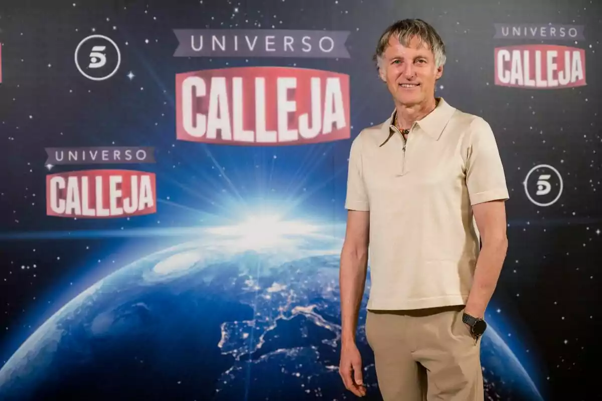 Jesús Calleja de pie frente a un fondo que muestra un planeta y el texto "Universo Calleja".