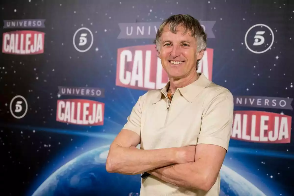Jesús Calleja sonriente con los brazos cruzados frente a un fondo que dice "Universo Calleja".