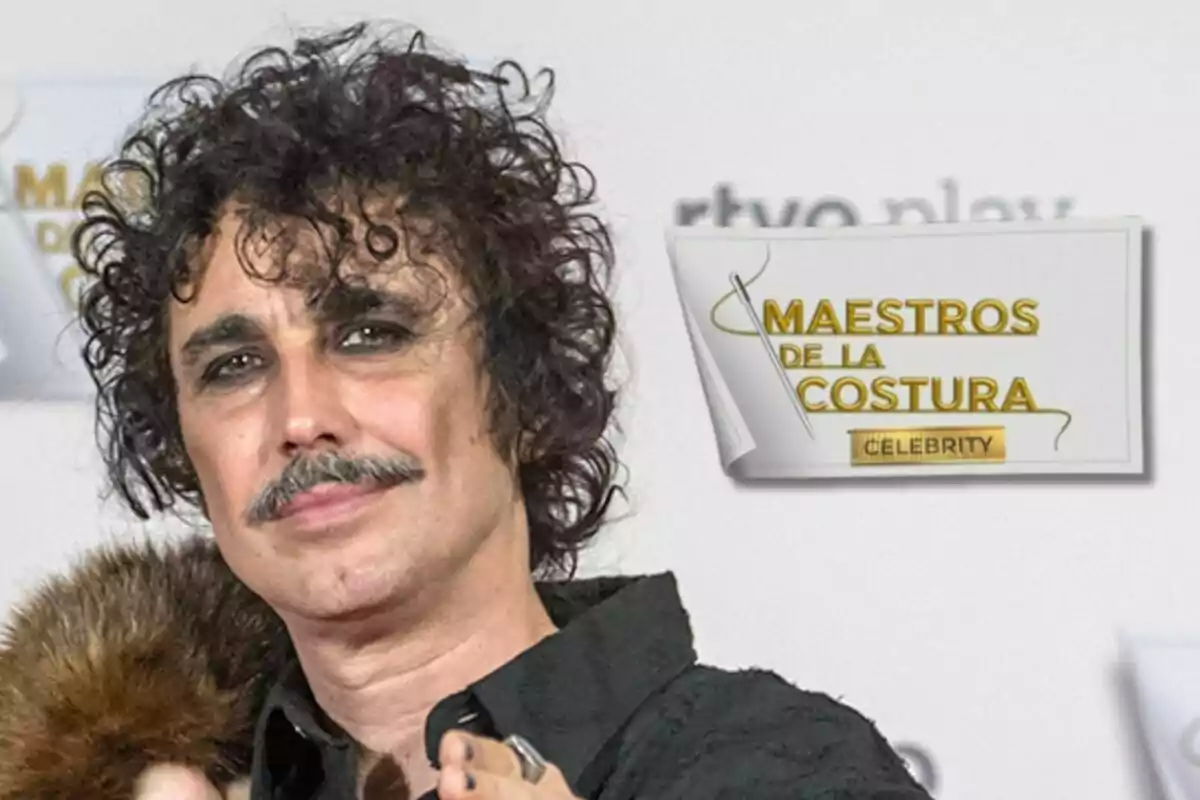 Canco Rodríguez con cabello rizado y bigote posa frente a un cartel que dice "Maestros de la Costura Celebrity".