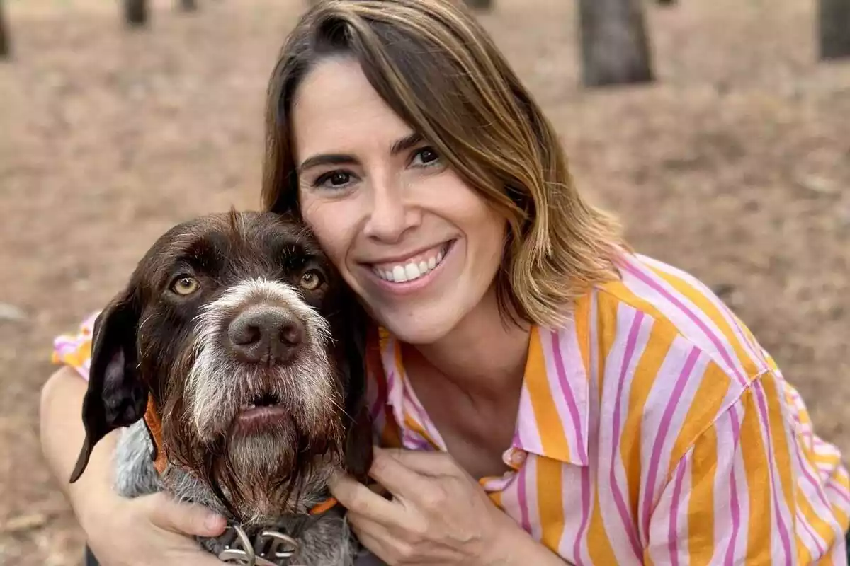 Candela Figueras somrient al costat d’un gos a Cita Bestial