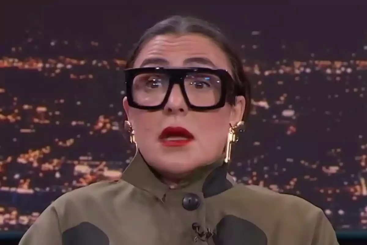 Candela Peña con gafas grandes y expresión sorprendida en Late Xou con Marc Giró.
