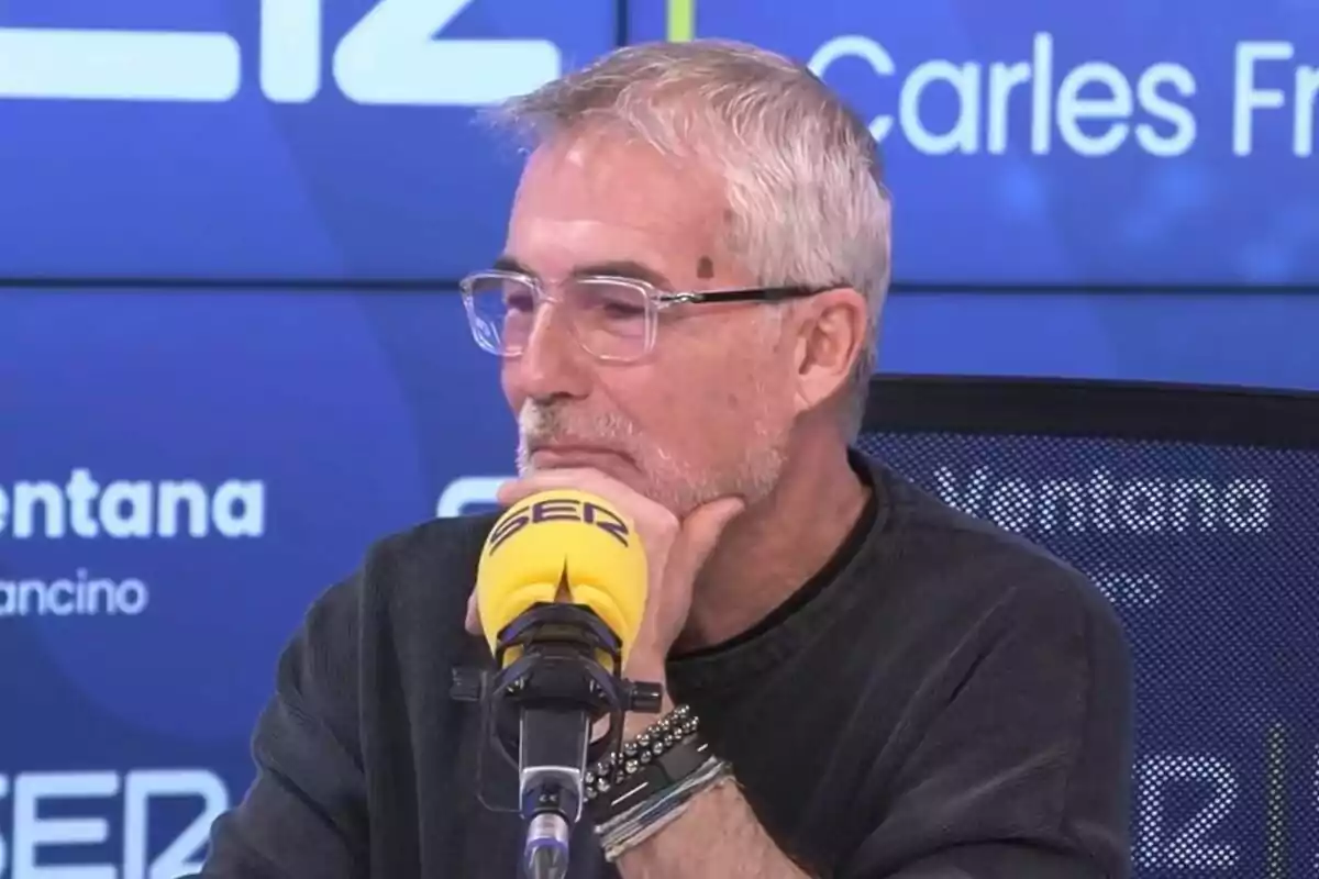 David Cantero amb ulleres i barba canosa està parlant en un micròfon groc en un estudi de ràdio. David Cantero amb ulleres i barba canosa està parlant en un micròfon groc en un estudi de ràdio.