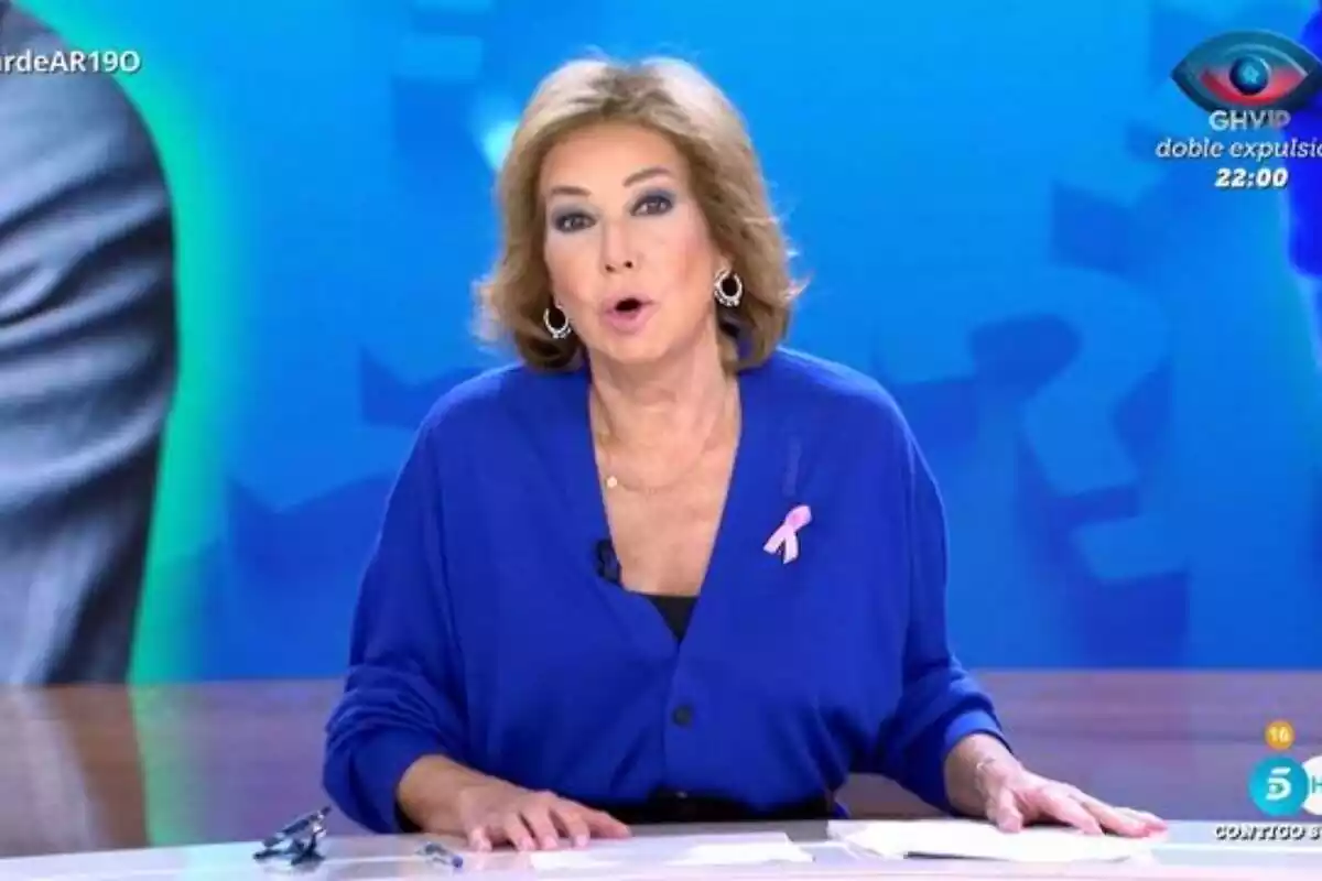 Captura de Ana Rosa Quintana en 'TardeAR' dando un discurso sobre el cáncer de mama Captura de Ana Rosa Quintana en 'TardeAR' dando un discurso sobre el cáncer de mama