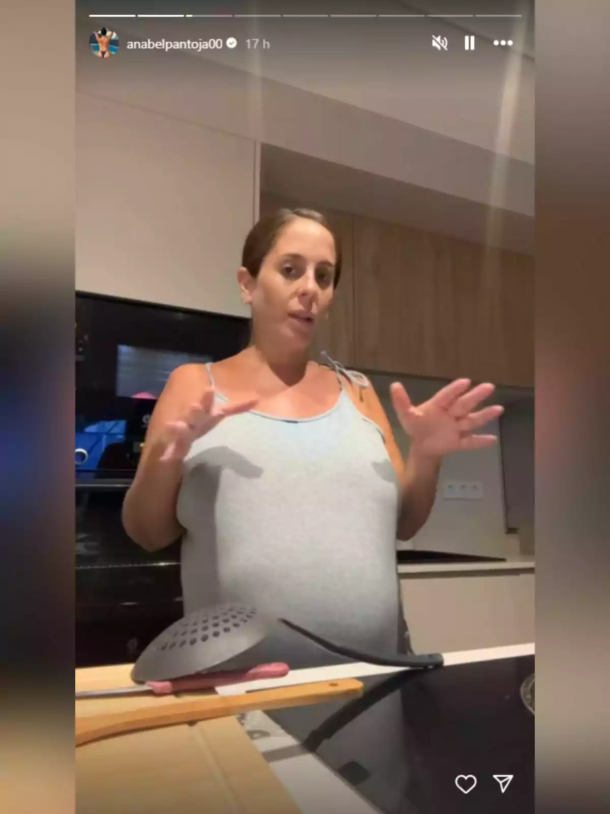 Anabel Pantoja en una cocina con una camiseta gris gesticulando mientras habla. Anabel Pantoja en una cocina con una camiseta gris gesticulando mientras habla.