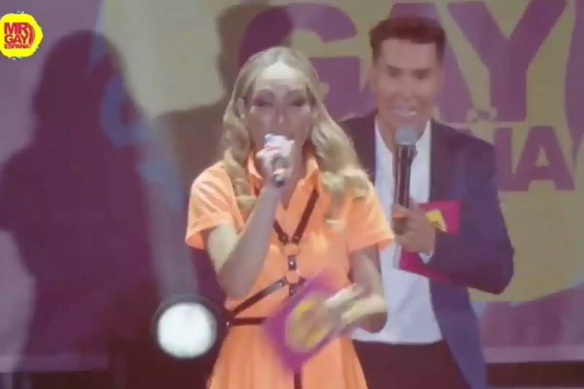 Luján Argüelles y Omar Suárez en un escenario con micrófonos durante un evento de Mr. Gay España. Luján Argüelles y Omar Suárez en un escenario con micrófonos durante un evento de Mr. Gay España.