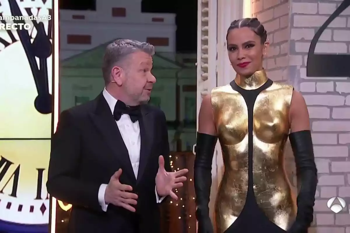 Captura d'Alberto Chicote i Cristina Pedroche a les campanades 2019 d'Antena 3 Captura d'Alberto Chicote i Cristina Pedroche a les campanades 2019 d'Antena 3