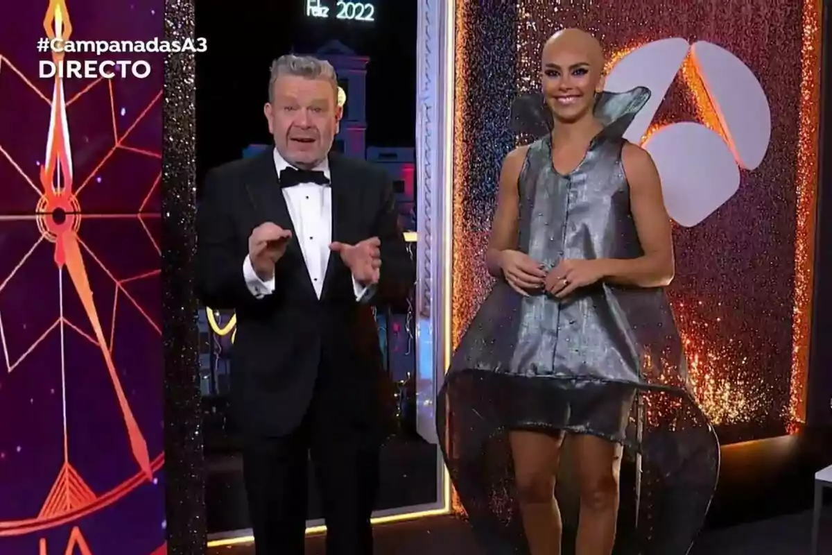 Captura d'Alberto Chicote i Cristina Pedroche a les campanades 2021 d'Antena 3 Captura d'Alberto Chicote i Cristina Pedroche a les campanades 2021 d'Antena 3