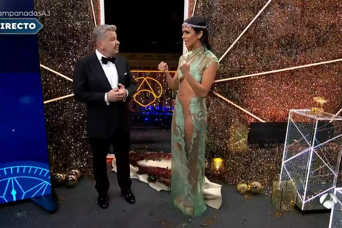Captura d'Alberto Chicote i Cristina Pedroche a les campanades 2023 d'Antena 3 Captura d'Alberto Chicote i Cristina Pedroche a les campanades 2023 d'Antena 3