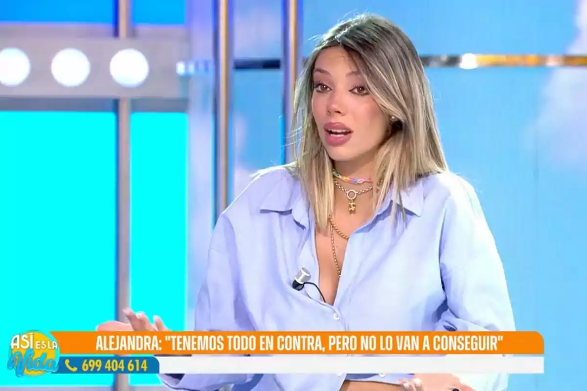 Dona parlant en un programa de televisió amb el text Dona parlant en un programa de televisió amb el text