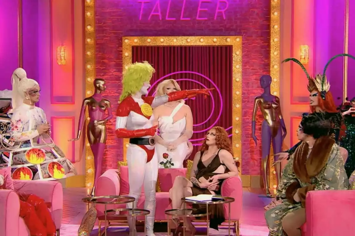 Captura d'Angelita la Perversa assenyalant La Niña Delantro a 'Drag Race'