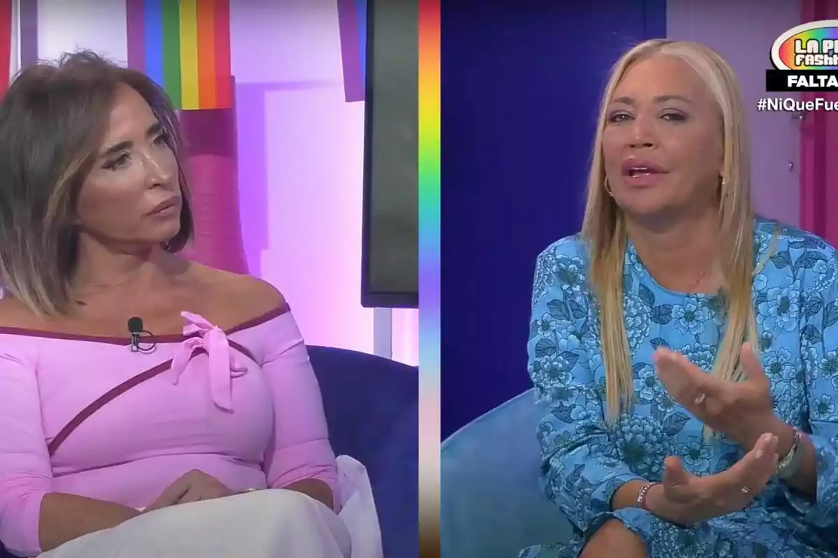 Dos mujeres están sentadas en un set de televisión, una de ellas lleva un vestido rosa y la otra un vestido azul con estampado floral, ambas están conversando mientras una de ellas gesticula con las manos. Dos mujeres están sentadas en un set de televisión, una de ellas lleva un vestido rosa y la otra un vestido azul con estampado floral, ambas están conversando mientras una de ellas gesticula con las manos.