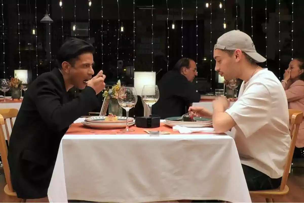 Captura de Carles i Jonathan sopant a 'First Dates' Captura de Carles i Jonathan sopant a 'First Dates'