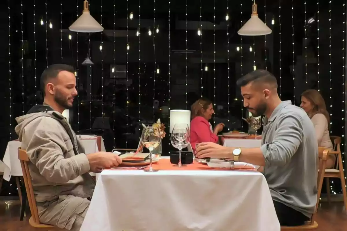 Captura de Charles y Daniel en 'First Dates' Captura de Charles y Daniel en 'First Dates'