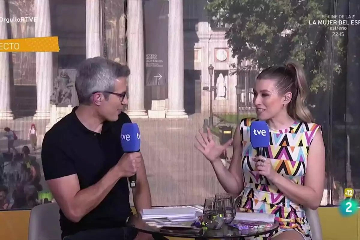 Captura de Eva Soriano y Oriol Nolis cubriendo el 'Orgullo' de La 2 Captura de Eva Soriano y Oriol Nolis cubriendo el 'Orgullo' de La 2