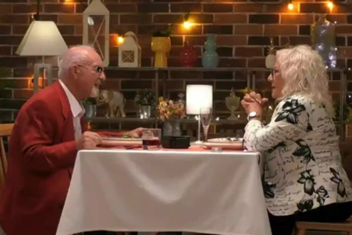 Captura de Concha y Fausto cenando en 'First Dates' Captura de Concha y Fausto cenando en 'First Dates'