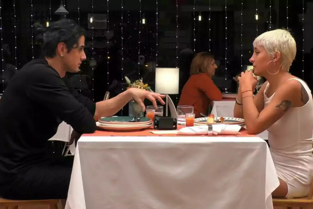Captura de Fernando y Noelia cenando en 'First Dates' Captura de Fernando y Noelia cenando en 'First Dates'