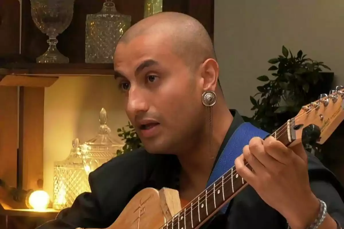 Captura de Jerjes tocando la guitarra en 'First Dates'