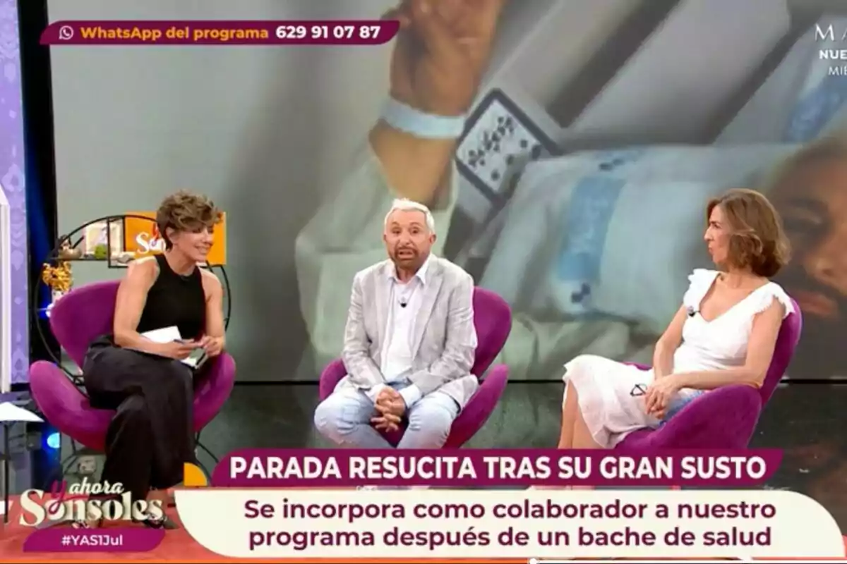 Tres personas están sentadas en un set de televisión, con un cartel que dice Tres personas están sentadas en un set de televisión, con un cartel que dice