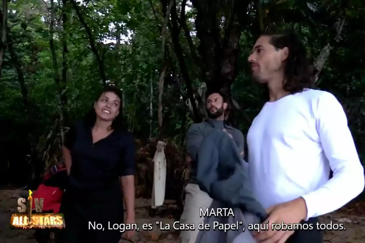 Tres personas conversando en un entorno selvático, con subtítulos que dicen: Tres personas conversando en un entorno selvático, con subtítulos que dicen: