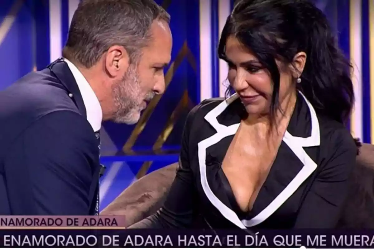 Santi Acosta i Maite Galdeano conversen de prop en un programa de televisió, amb un rètol que diu Santi Acosta i Maite Galdeano conversen de prop en un programa de televisió, amb un rètol que diu