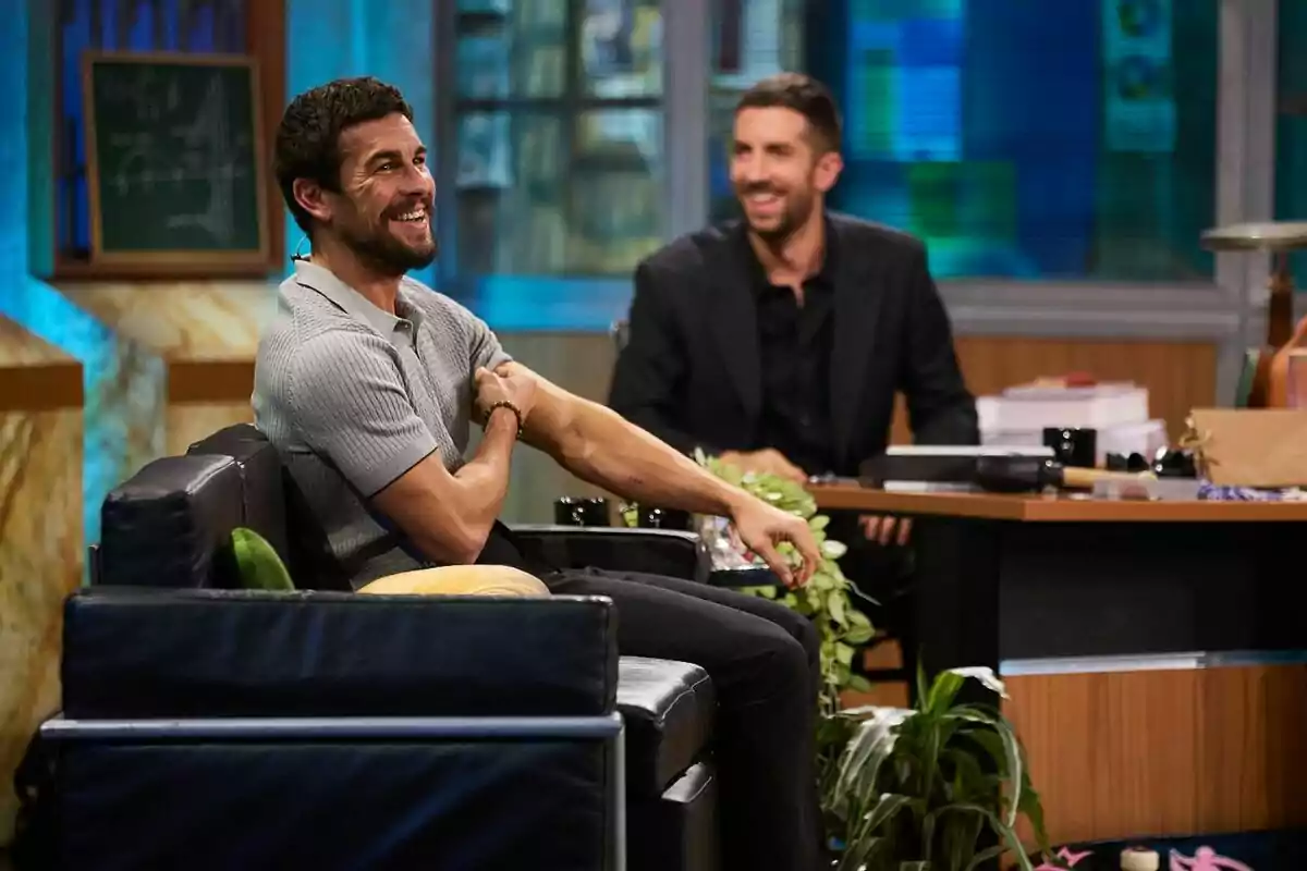 Captura de Mario Casas y David Broncano en 'La Revuelta' Captura de Mario Casas y David Broncano en 'La Revuelta'