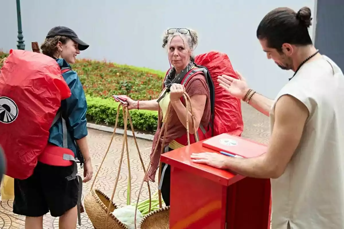 Captura de Miriam Díaz Aroca, su hija y Miguel Ángel Muñoz en 'Pekín Express' Captura de Miriam Díaz Aroca, su hija y Miguel Ángel Muñoz en 'Pekín Express'